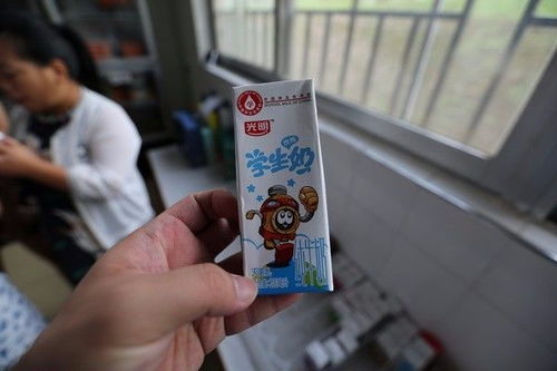 食品安全之行 校安全办携手家委会走进午餐配送公司